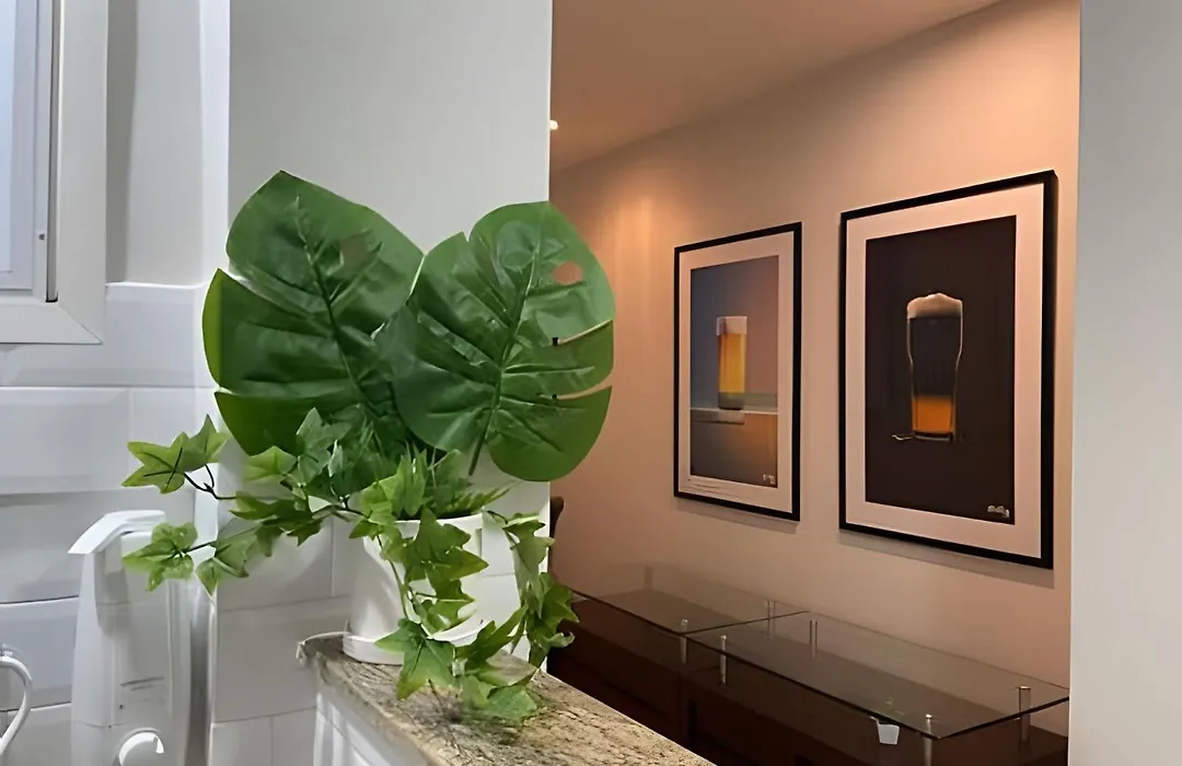 Apartamento a uma quadra da praia, com segurança 24 horas e serviços-1