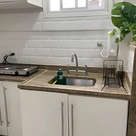 Apartamento a uma quadra da praia, com segurança 24 horas e serviços-3